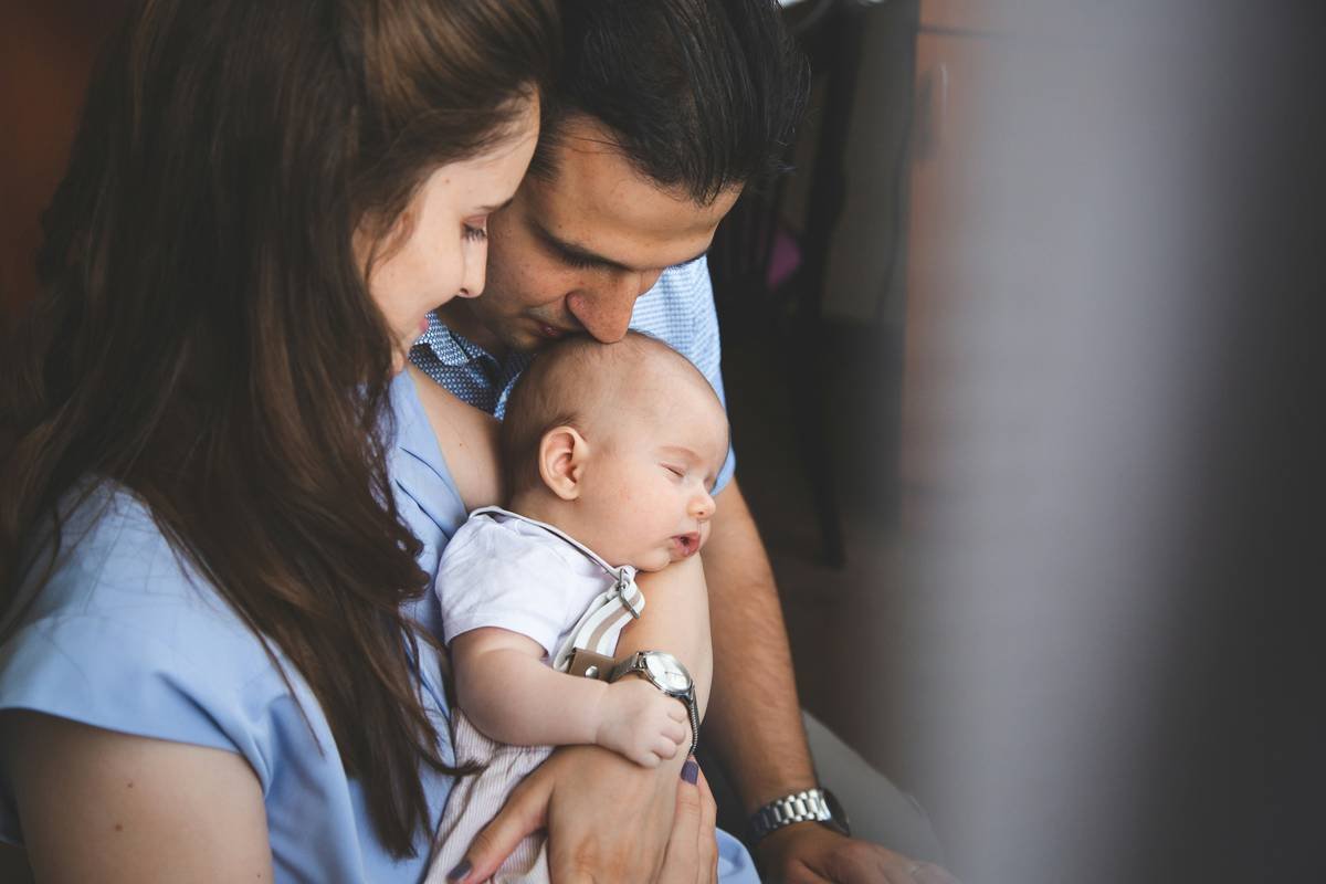 Infographic showing 73% of parents skip baby's first anniversary; benefits include stronger couple bonding and documented memories