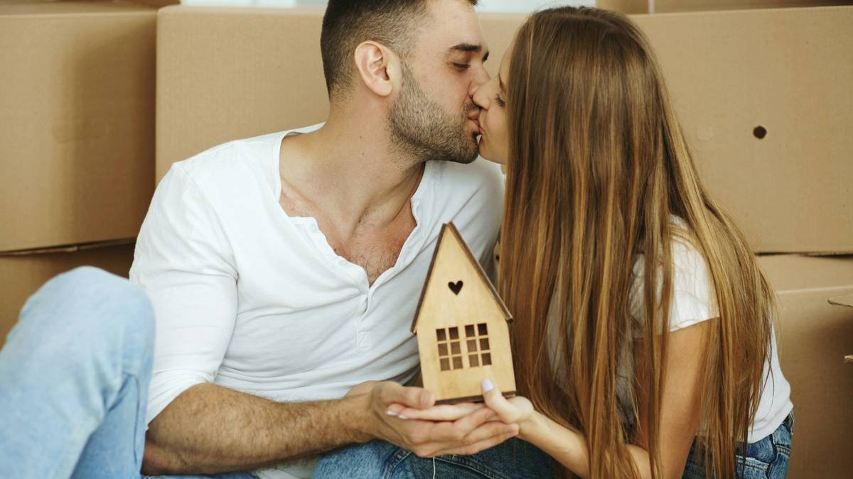 Infographic showing reasons to celebrate a house anniversary: emotional connection, community building, milestone marking, and home pride